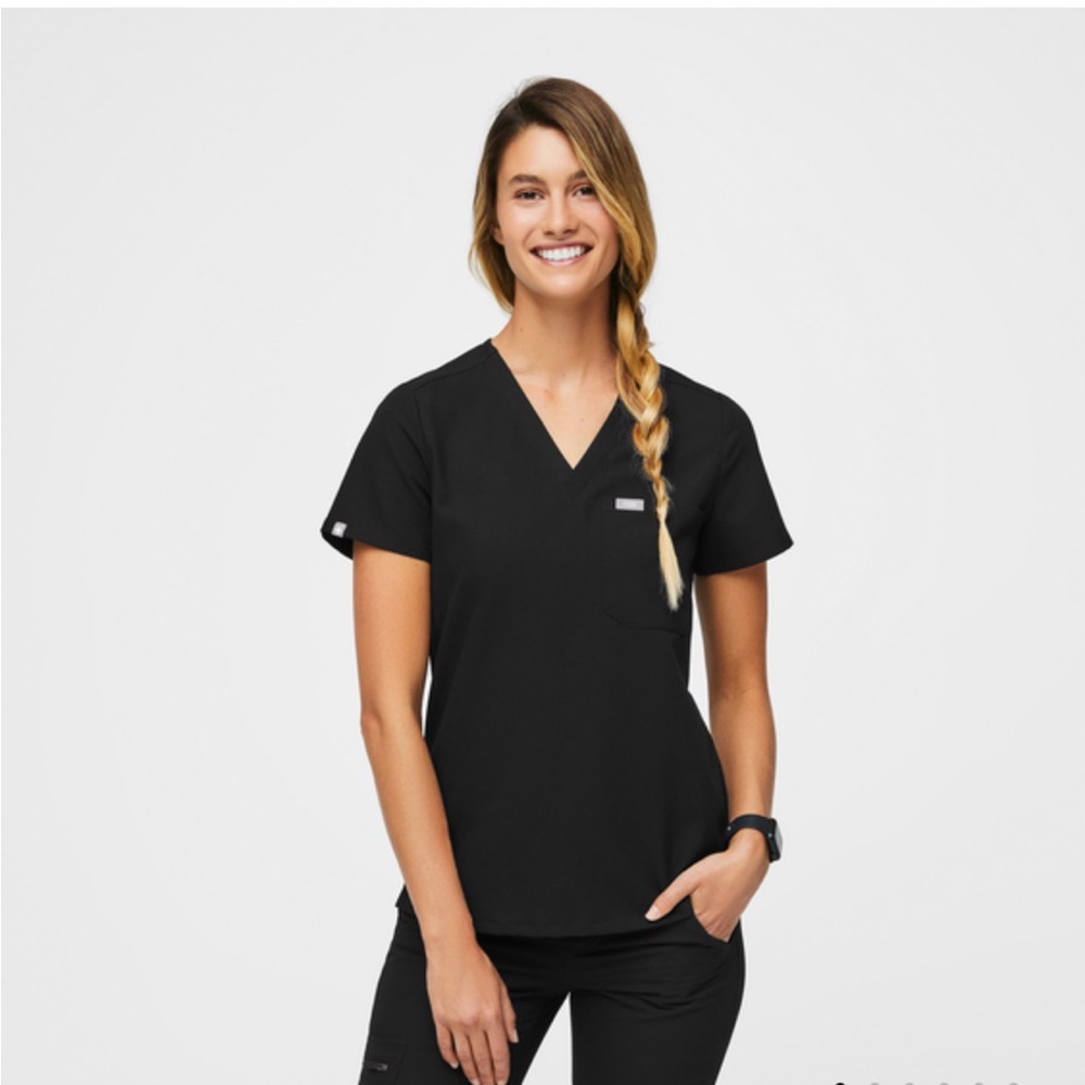 Figs Catarina One-pocket scrub top. Black.